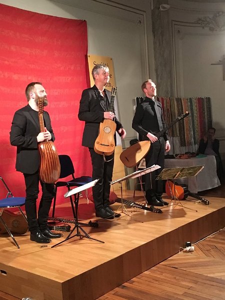 12974525_996836100351890_6284916364892982486_n.jpg - « Scaramanzia » : Rolf Lislevand, Thor Harald Johnsen et Ulrik Gaston Larsen,  Guitares Baroques, Chitarra Battente, Chittarone et Colascione