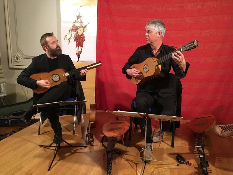 13010625_996835580351942_7329650078178454228_n.jpg - « Scaramanzia » : Rolf Lislevand, Thor Harald Johnsen et Ulrik Gaston Larsen,  Guitares Baroques, Chitarra Battente, Chittarone et Colascione