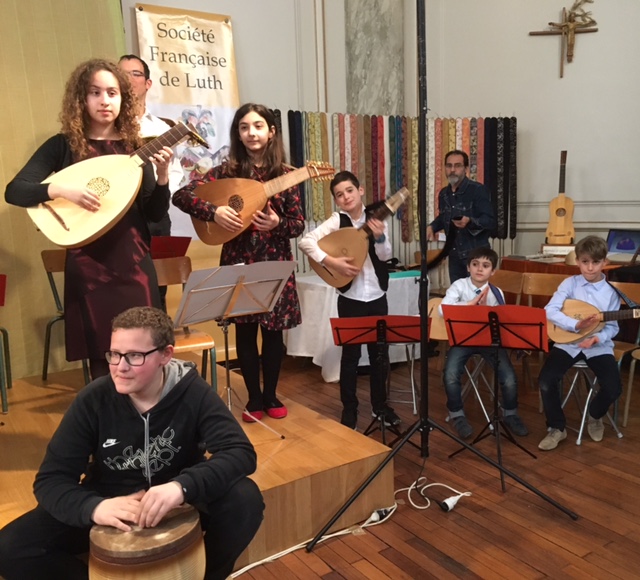 chelles_yerres_1.jpg - Les jeunes luthistes des classes de Chelles et Yerres - (Professeur Isabelle Auneau)