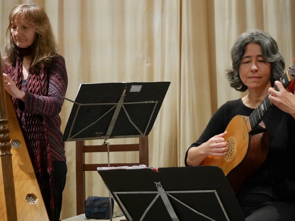P1060118.JPG - Françoise Johannel : harpe baroque espagnole et Cristina Azuma : guitare baroque