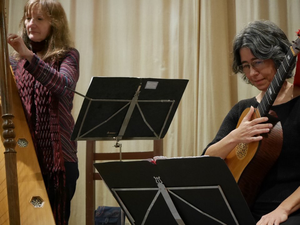 P1060126.JPG - Françoise Johannel : harpe baroque espagnole et Cristina Azuma : guitare baroque