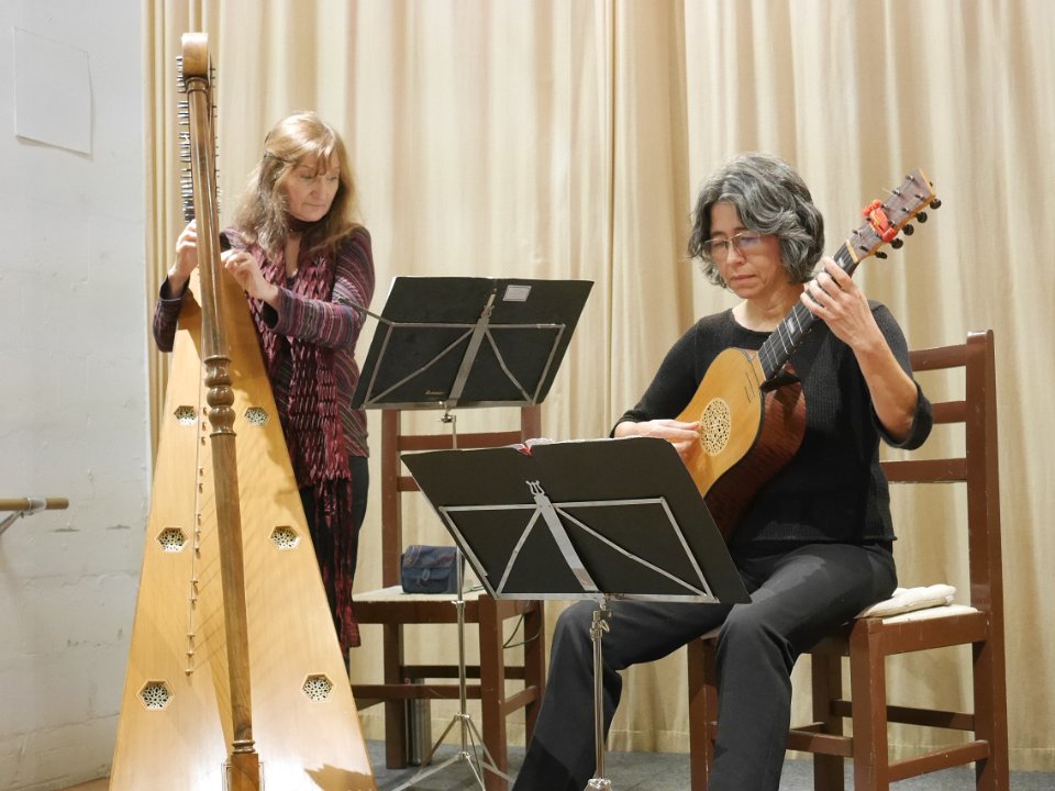 P1060127.JPG - Françoise Johannel : harpe baroque espagnole et Cristina Azuma : guitare baroque