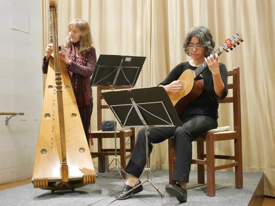 P1060128.JPG - Françoise Johannel : harpe baroque espagnole et Cristina Azuma : guitare baroque