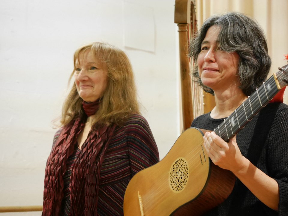 P1060167.JPG - Françoise Johannel : harpe baroque espagnole et Cristina Azuma : guitare baroque