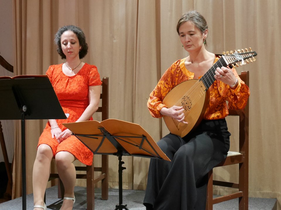 P1060172.JPG - Amal ALLAOUI : soprano et Marie LANGLET : luth renaissance