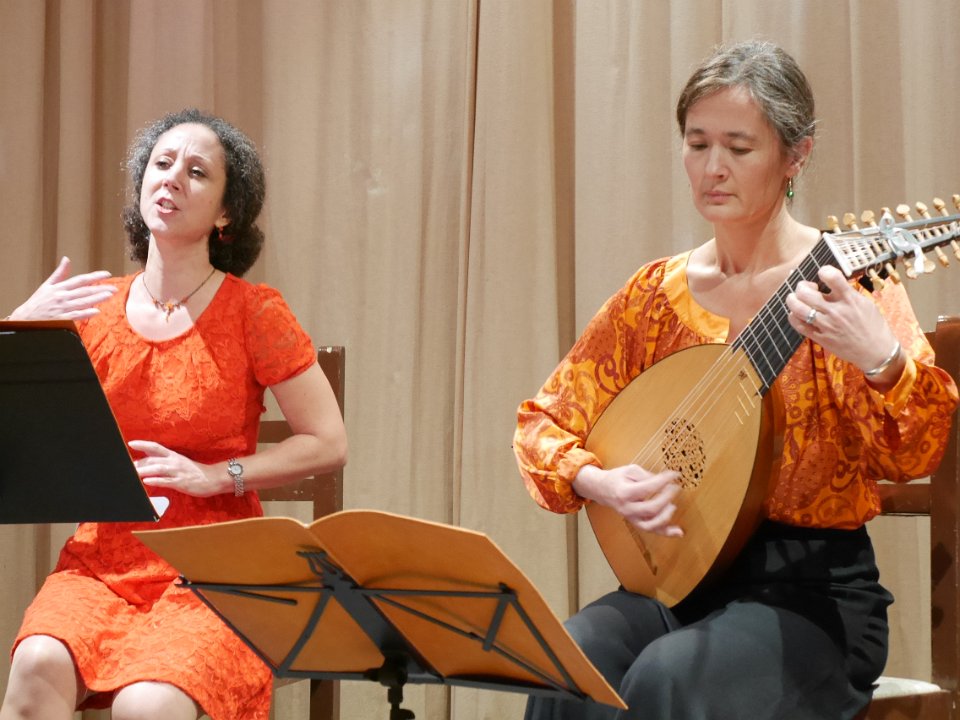 P1060173.JPG - Amal ALLAOUI : soprano et Marie LANGLET : luth renaissance