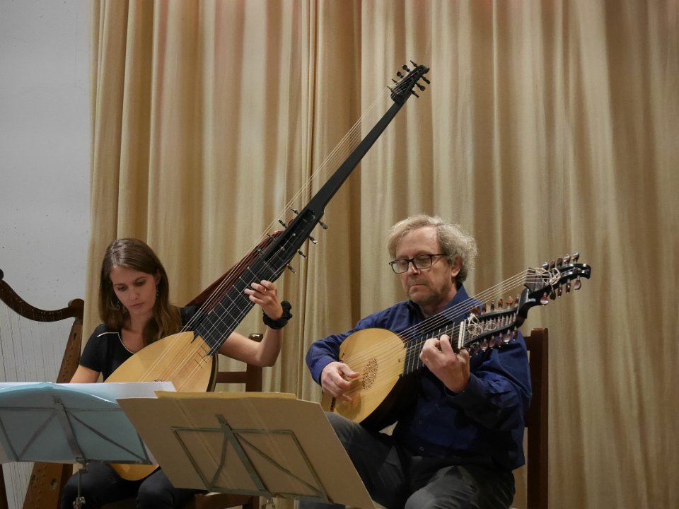 P1060250.JPG - Marie Breillat, théorbe et Jean-Luc Bresson : luth baroque