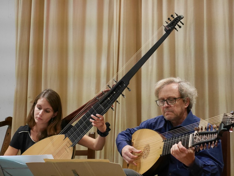 P1060257.JPG - Marie Breillat, théorbe et Jean-Luc Bresson : luth baroque