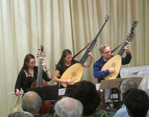 IMG_6172.jpeg - Anne-Sophie Eiselé (basse de viole), Marie Breillat et J-Luc Bresson (théorbes)
