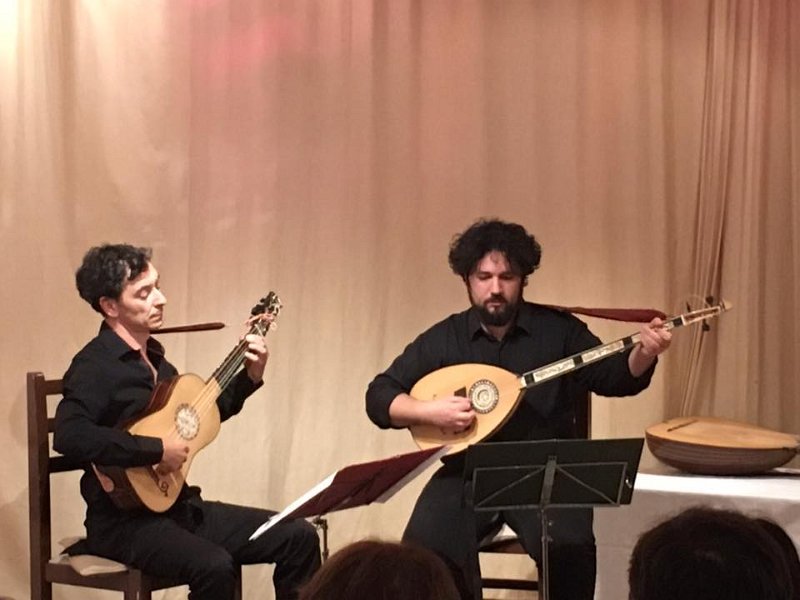 44050731_1884177431617748_1137074501213749248_n.jpg - Lo sonar dell’alma, (Gabriele Natilla et Gianluca Campanino : guitare à cinq chœurs, colascione, théorbe, mandoline baroque)