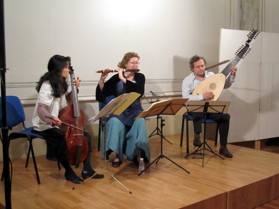 IMG_0810.JPG - Trio baroque : Ruth Unger (Traverso), Rutsu Yano (Basse de viole), Jean-Luc Bresson (luth baroque)