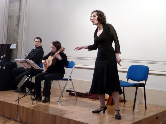P1030983.JPG - Ensemble Céladon : Clara Coutouly, Paulin Bündgen et Wanda Kozyra, guitare baroque