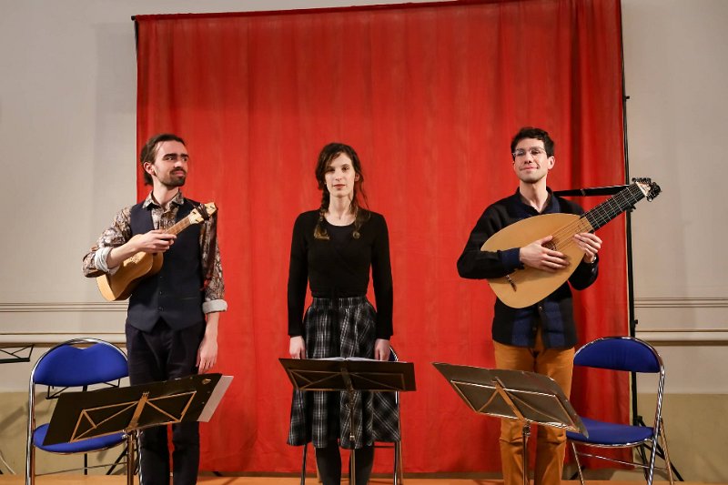 par_les_routes_16.jpg - Ensemble "Par les routes" : Martin Billé, Gustavo Martinez : luths et guitares Renaissance, Marjeta Iva Cerar : soprano