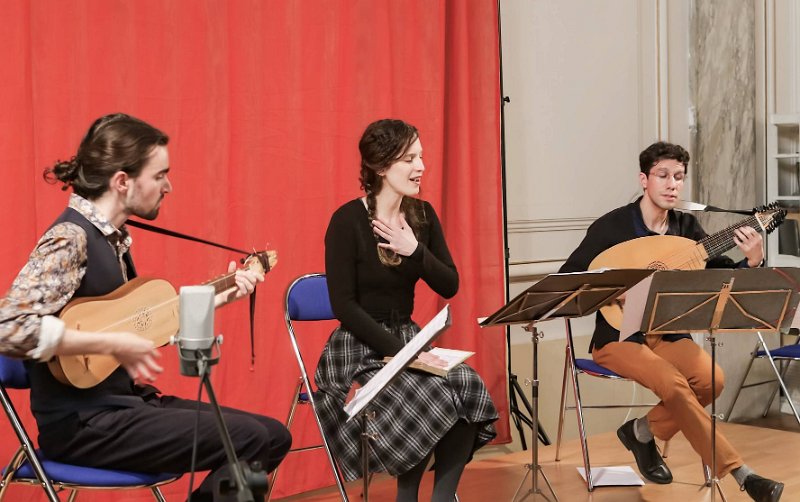 par_les_routes_4.jpg - Ensemble "Par les routes" : Martin Billé, Gustavo Martinez : luths et guitares Renaissance, Marjeta Iva Cerar : soprano