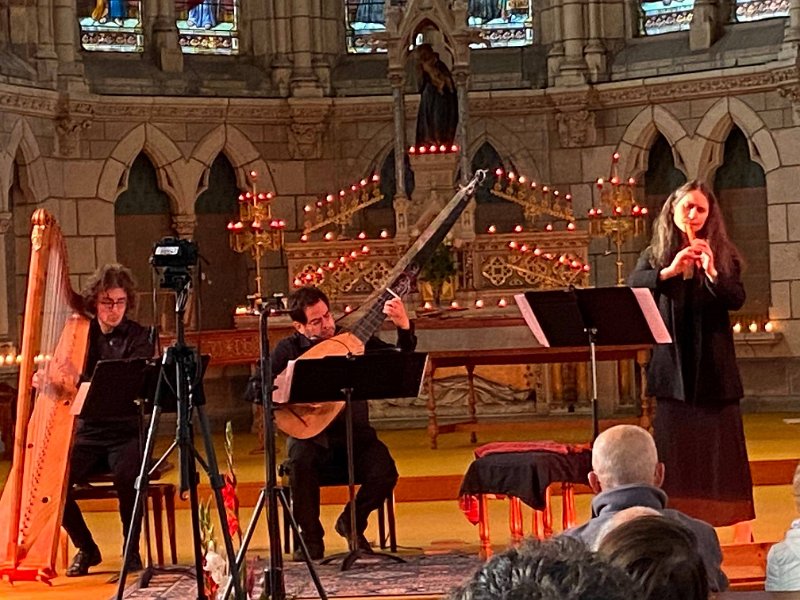 polyfolies_2021_25.jpg - Ensemble Les Alizés : Parsival Castro, théorbe ; Clémence Comte, flûte à bec ; Vincent Kibildis, harpe triple