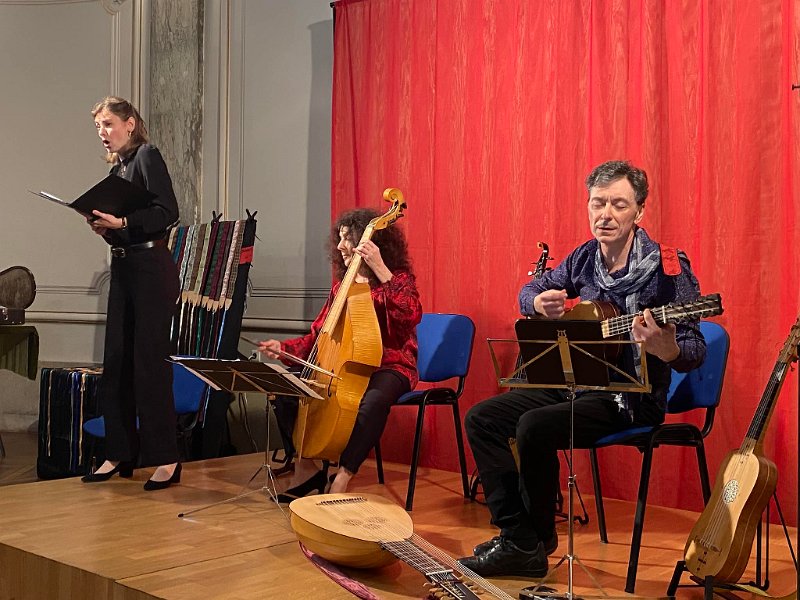 656254081_1429996412254054_2187726660126520827_n.jpg - "La Soave Melodia" par La caravelle des Arts (M.Cécile Henry-Brossard : soprano, Gabriele Natilla : vihuela, guitare baroque, théorbe, Françoise Enock : violes de gambe, colascione).  Airs populaires anciens et danses instrumentales d'Italie d'Espagne et du Portugal.