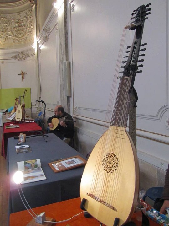 jorge_sentiero.jpg - Stand de Renzo Salvador et Inne Hertog. Au second plan : le luthier Jorge Sientiero.
